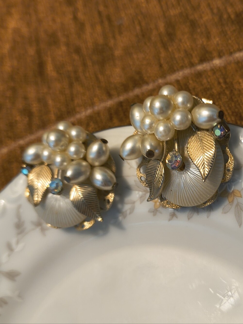 Vtg Unsigned Gold Tone Pearl Cluster Clip On Earrings AB Rhinestines - Picture 3 of 7